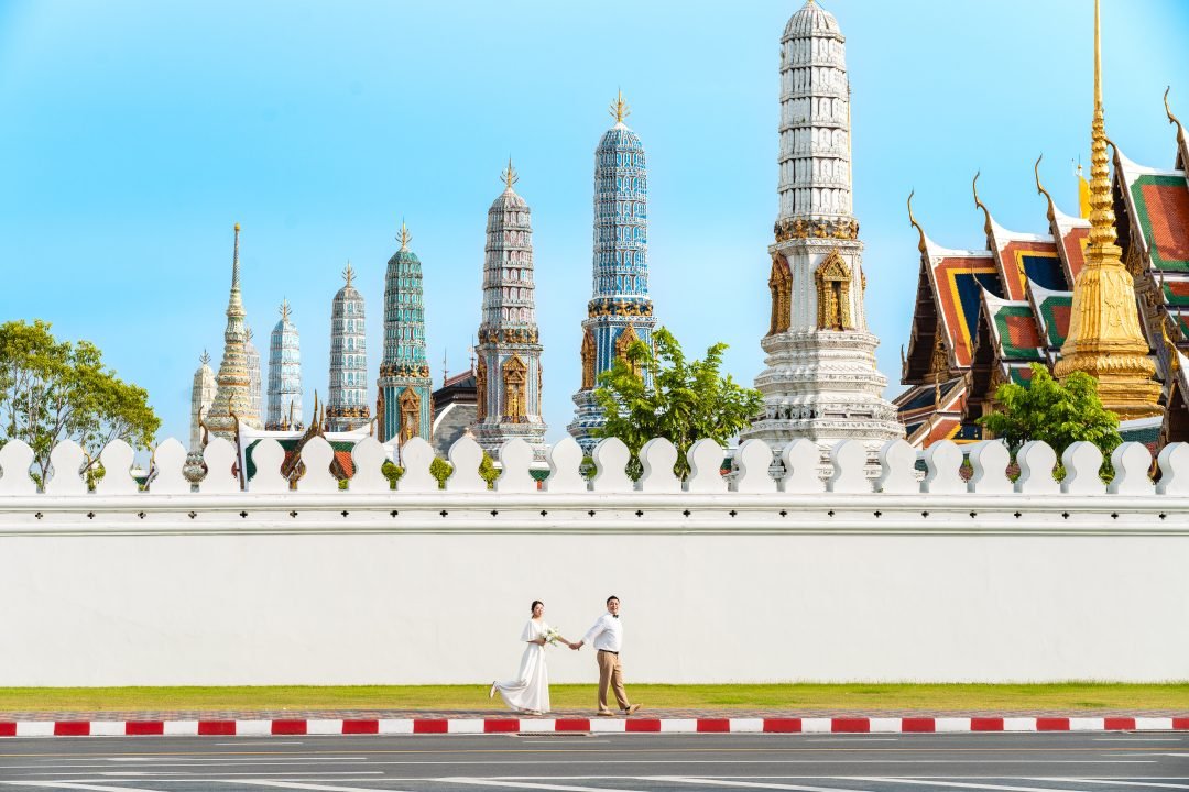 Bangkok elopement, photo by Luknam Wongthaworn
