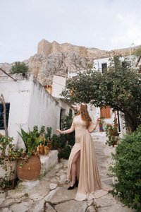 Island Vibes in Athens: Anafiotika & Plaka Photoshoot