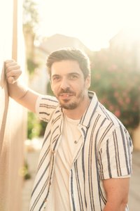 Romantic Escape: Photoshoot in National Garden