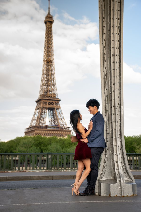 The Bir-Hakeim frame — pose idea at the Eiffel Tower, photographed on a Smiler shoot