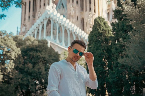 Professional photoshoot outside Sagrada Familia photo 3