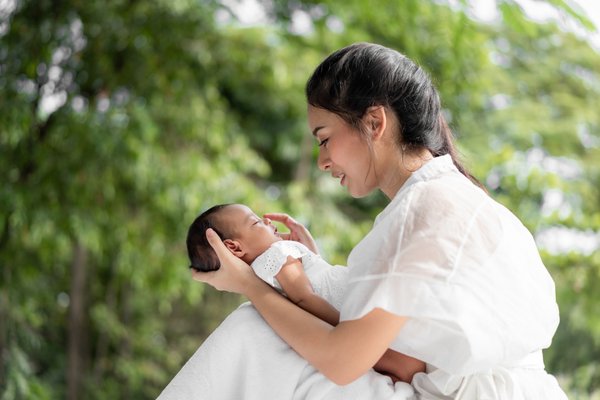 Professional outdoor baby photoshoot in Amsterdam photo 3