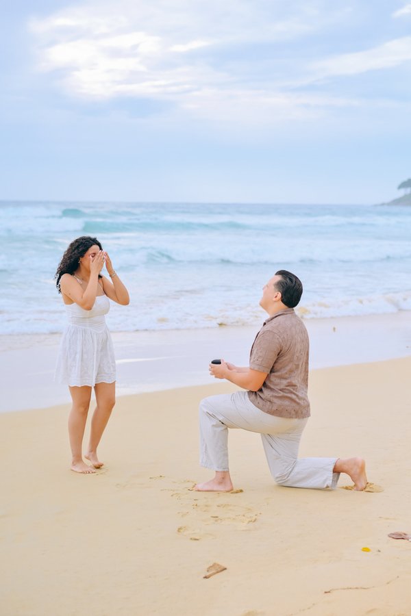 Romantic photoshoot at Surin Beach — couple session, photo 2