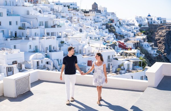 Romantic photoshoot in Santorini — photo 2
