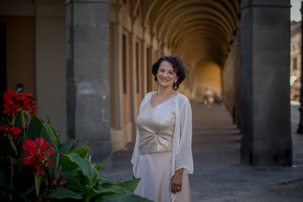 Romantic photoshoot in Lucca city center — photo 4