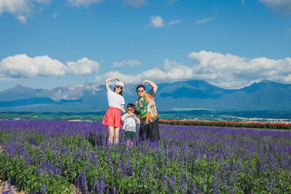 Photoshoot at Shikisai-no-Oka flower hills, Hokkaido — photo 1