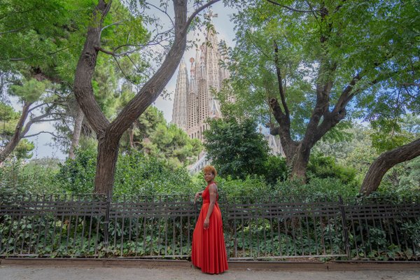 Professional photoshoot outside Sagrada Familia — photo 2