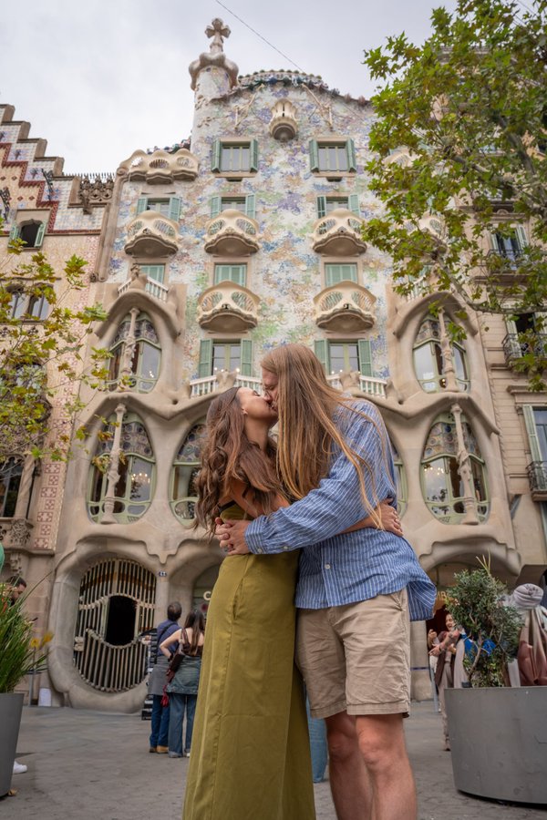 Romantic photoshoot in front of Casa Batlló & La Pedrera in Barcelona — photo 1
