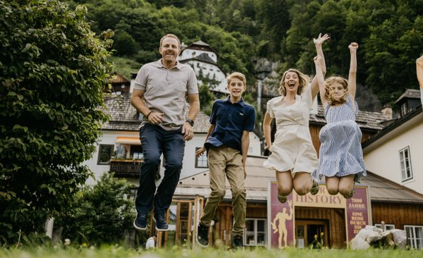 Photoshoot at Classic Postcard Viewpoint, Hallstatt — photo 4