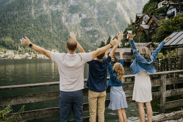 Photoshoot at Classic Postcard Viewpoint, Hallstatt — photo 3