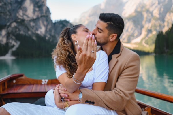 Romantic photoshoot at Lago di Braies, Dolomites — photo 2