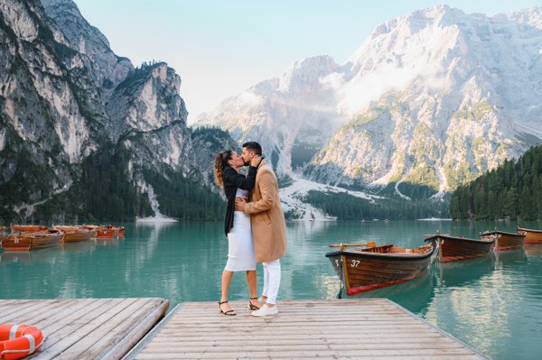 Romantic photoshoot at Lago di Braies, Dolomites — photo 5
