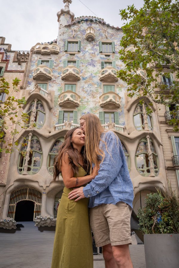 Romantic photoshoot in front of Casa Batlló & La Pedrera — photo 3