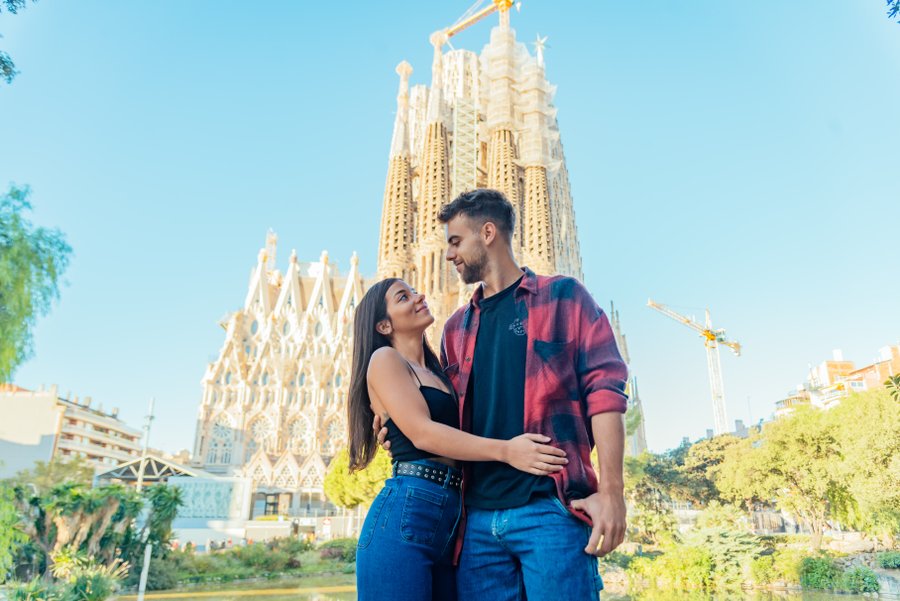 Professional photoshoot outside Sagrada Familia photo 8