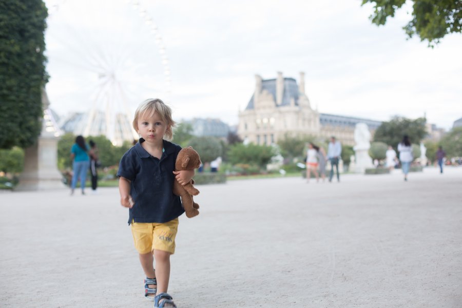 Professional outdoor baby photoshoot in Paris photo 2