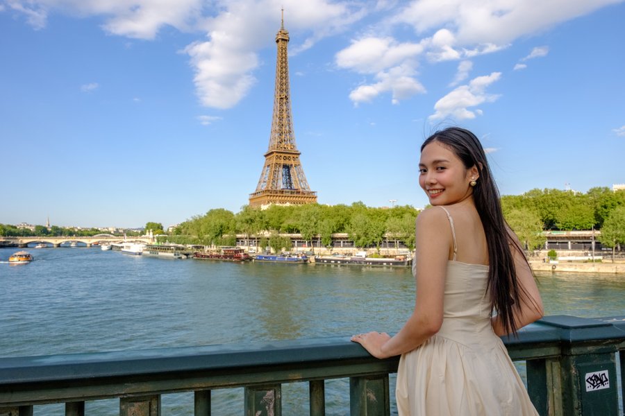 Professional Paris photoshoot at Eiffel Tower photo 7