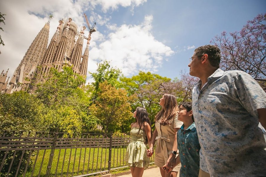 Professional photoshoot outside Sagrada Familia photo 1