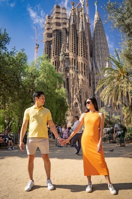 Professional photoshoot outside Sagrada Familia photo 2