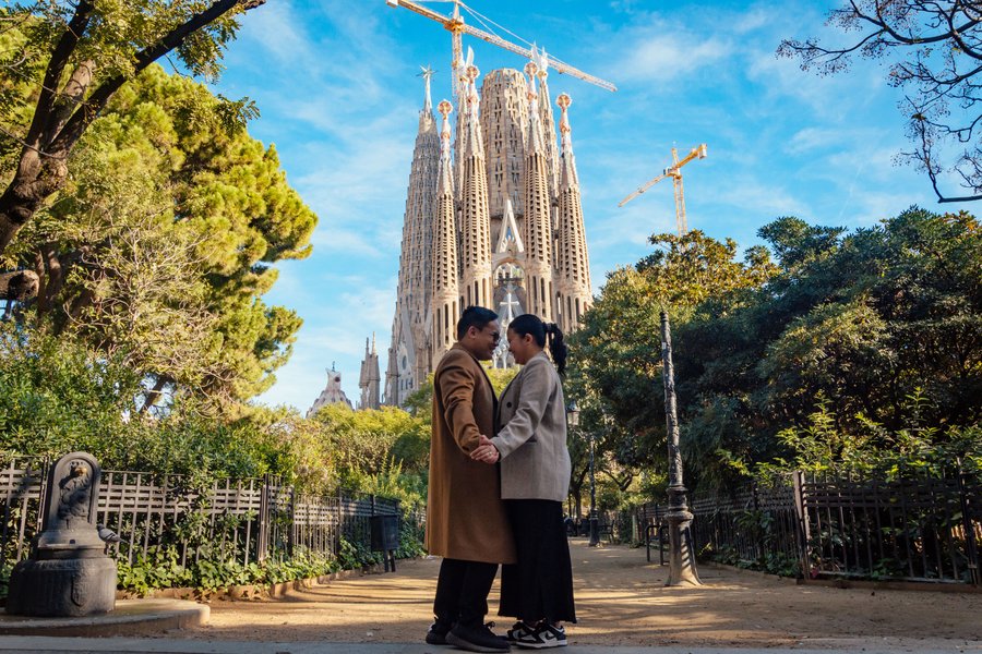 Professional photoshoot outside Sagrada Familia photo 5