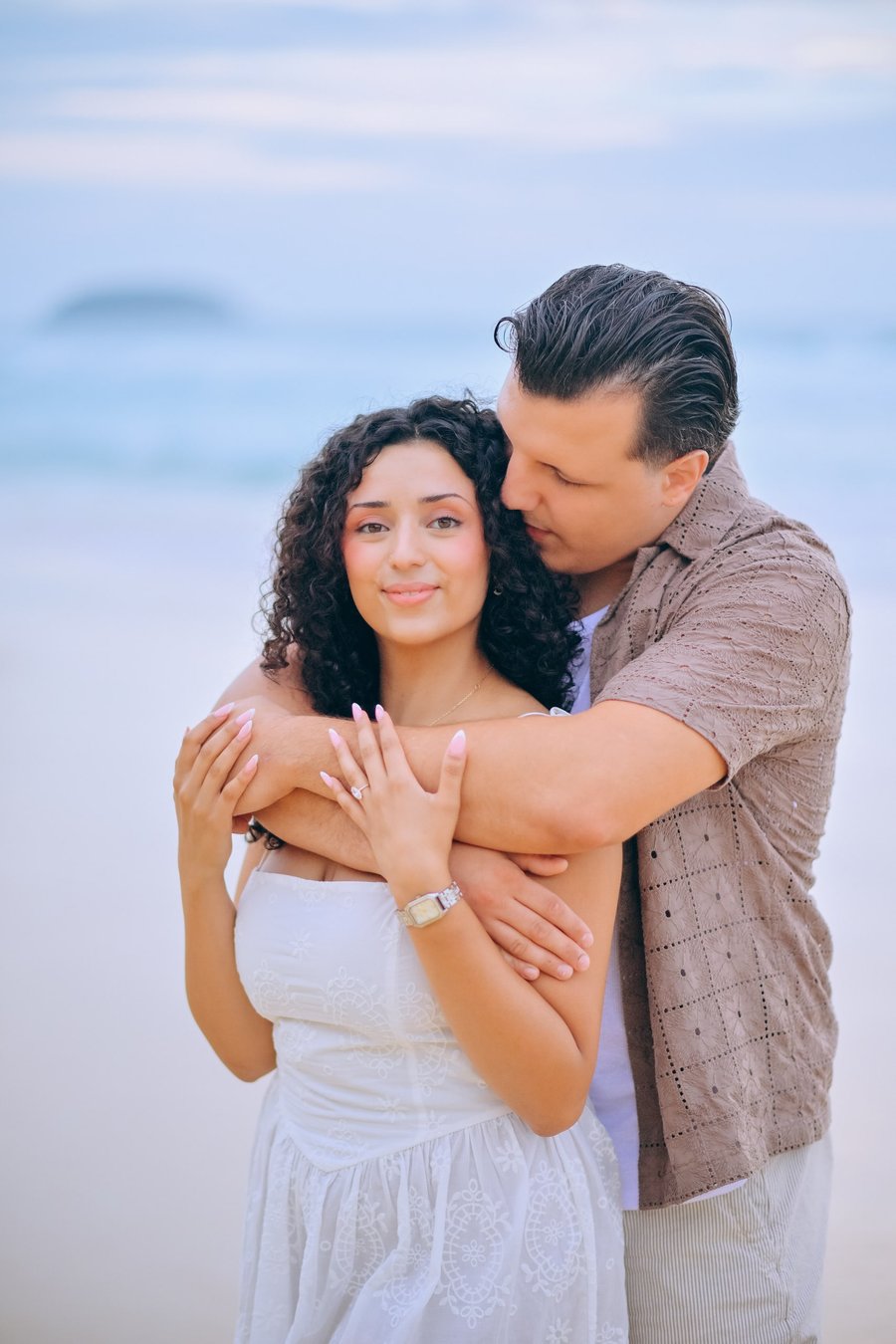 Romantic photoshoot at Surin Beach — couple session, photo 5