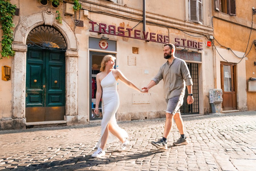 Romantic Couples Photoshoot in Rome — Trastevere (Standard) — couple session, photo 7