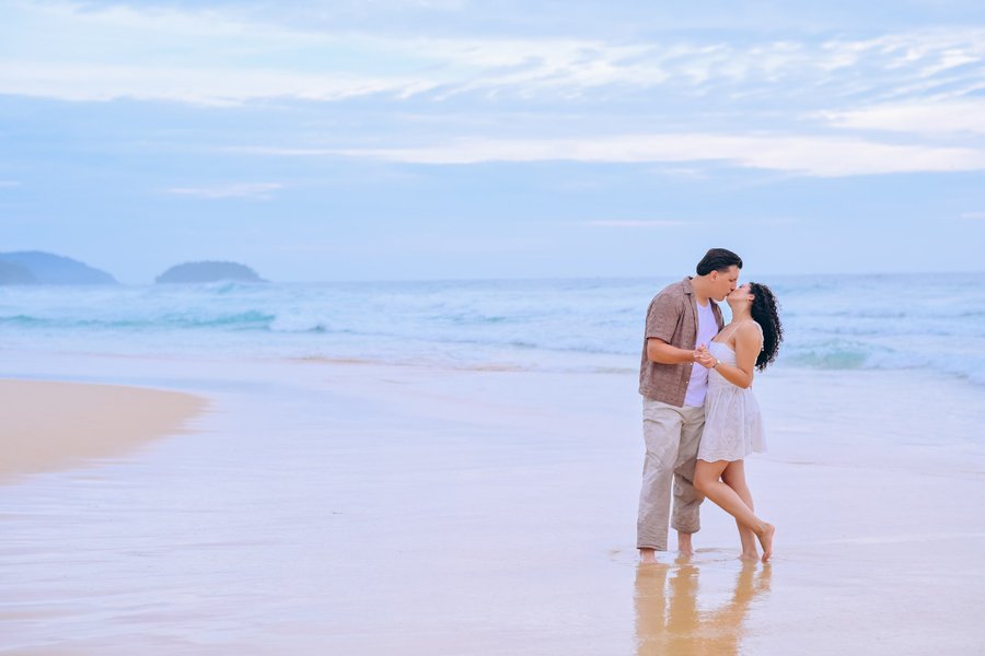 Romantic photoshoot at Surin Beach — couple session, photo 4