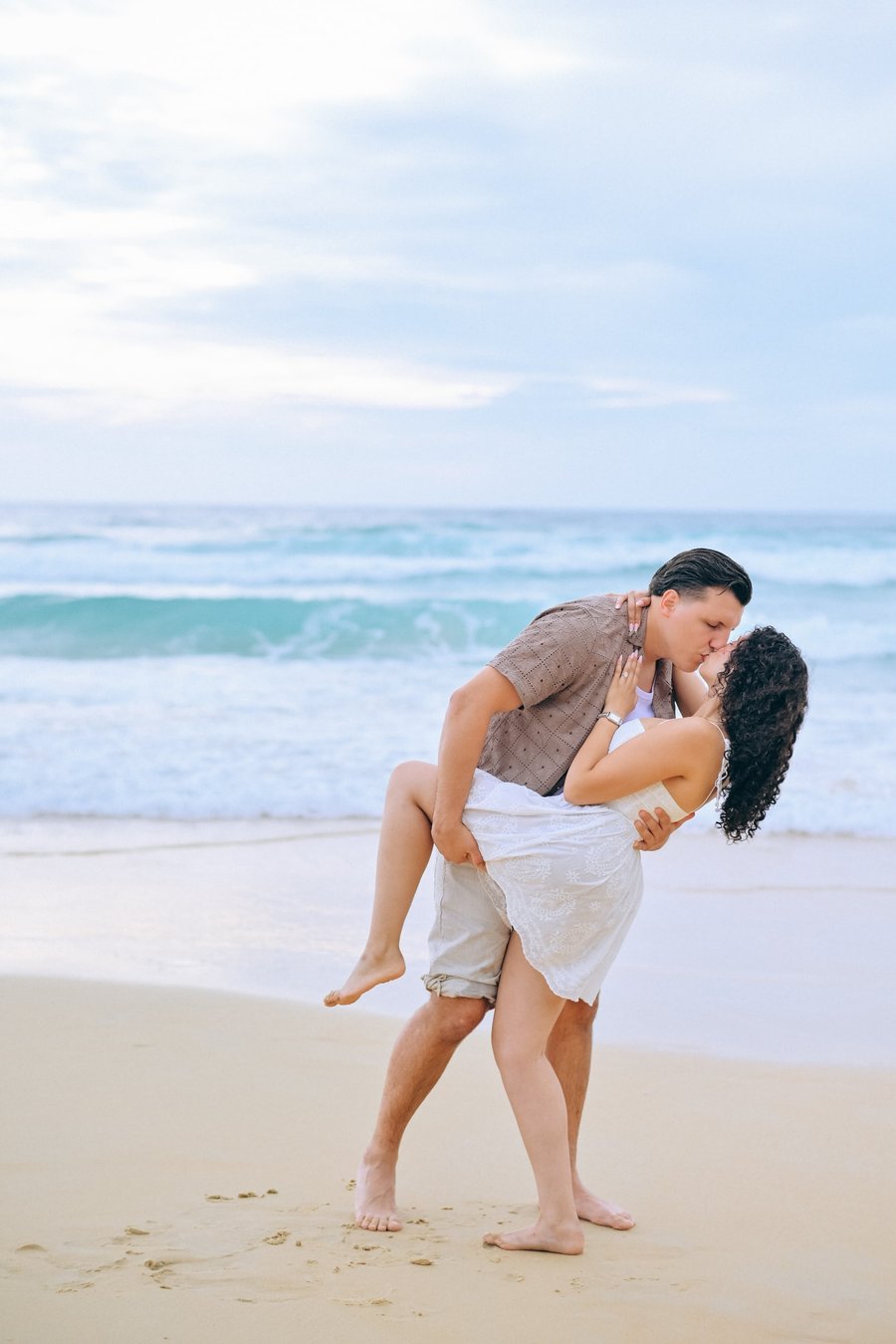 Romantic photoshoot at Surin Beach — couple session, photo 3