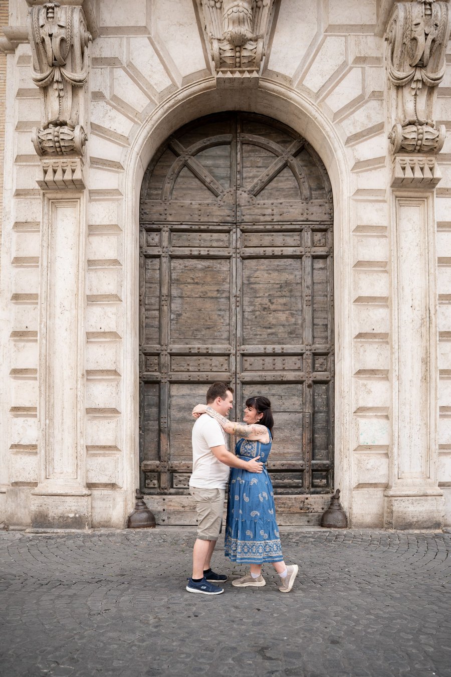 Romantic Couples Photoshoot in Rome — Trastevere (Standard) — couple session, photo 8