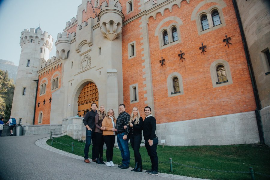 Photoshoot at Hohenschwangau Castle courtyard gate, Neuschwanstein Castle — photo 4