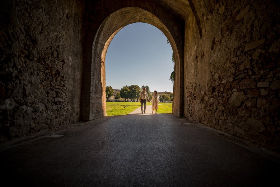 Romantic photoshoot in Lucca city center — photo 5