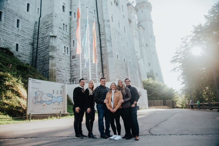 Photoshoot at Hohenschwangau Castle courtyard gate, Neuschwanstein Castle — photo 3