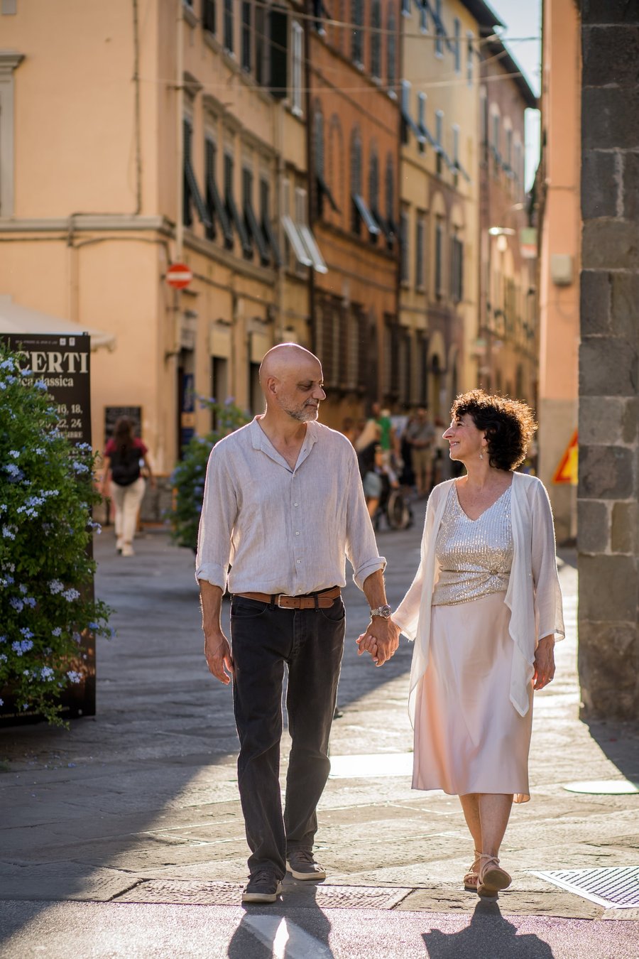 Romantic photoshoot in Lucca city center — photo 2