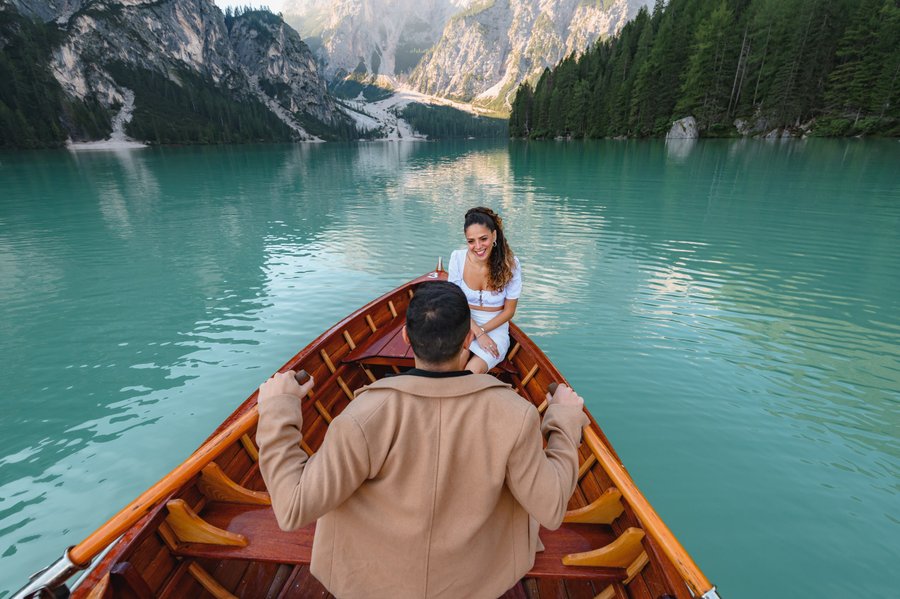 Romantic photoshoot at Lago di Braies, Dolomites — photo 3