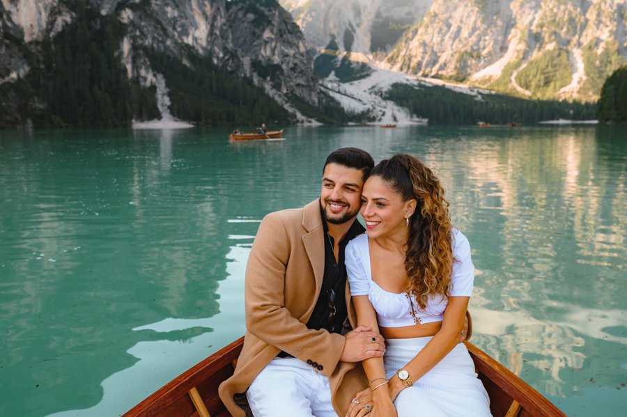 Romantic photoshoot at Lago di Braies, Dolomites — photo 4