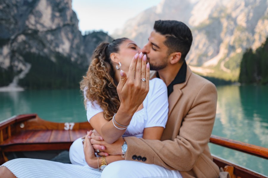 Romantic photoshoot at Lago di Braies, Dolomites — photo 2