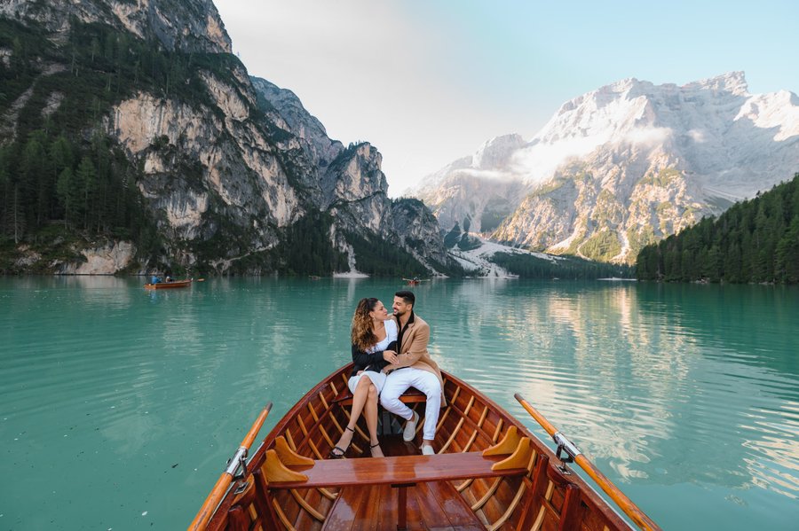Romantic photoshoot at Lago di Braies, Dolomites — photo 1